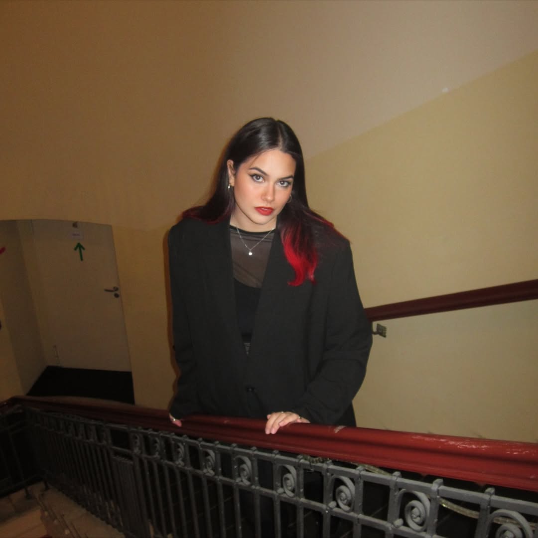 Zwischen Sassy und Schmerz: TEYA veröffentlicht EP „Corporate Composer“ – eine Rezension