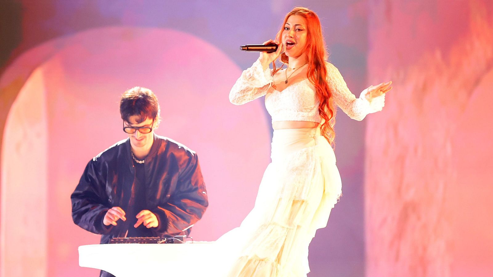 Tony Grox und LUCYCALYS gewinnen das Finale von Benidorm Fest 2026 in Spanien