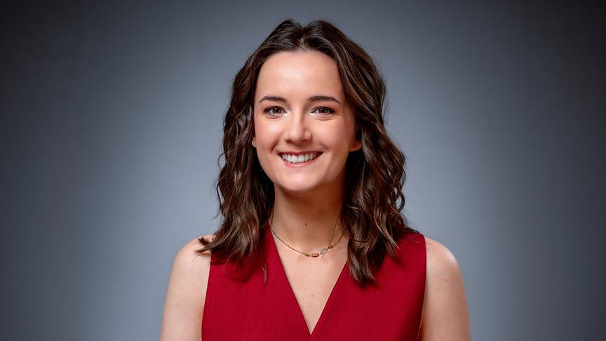 ESC 2026 in Wien: Moderationsteam komplett – Emily Busvine übernimmt den Green Room im Kaffeehaus-Stil